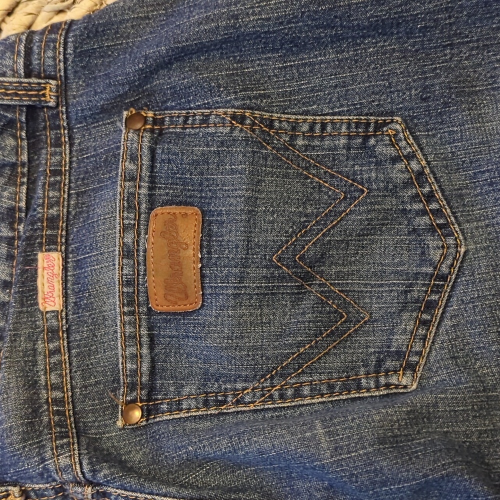 Wrangler 9mwzsd 7/8 x32 women's premium patch jeans.
